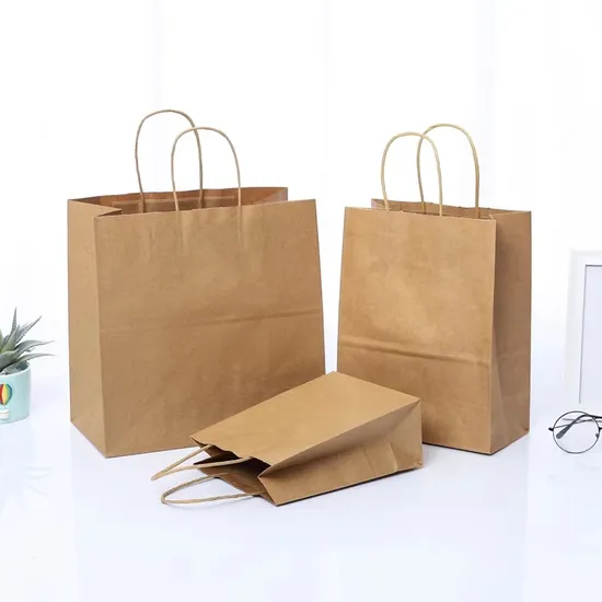 Farbige Geschenktüte aus Kraftpapier mit gedrehtem Griff